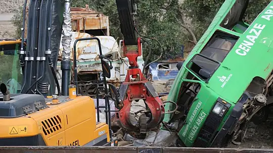 Edremit Belediyesi'nde 25 taşıt ve iş makinesi hurdaya ayrıldı