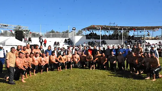 Edremit'te Başpehlivan Recep Kara oldu