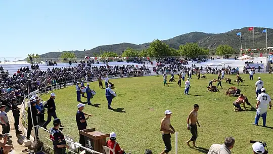 Edremit'te Başpehlivan Recep Kara oldu