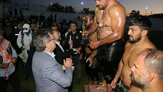 Edremit'te Başpehlivan Recep Kara oldu