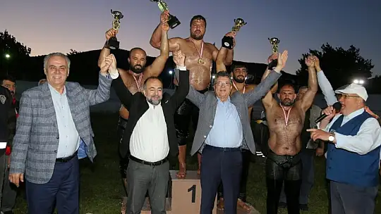 Edremit'te Başpehlivan Recep Kara oldu