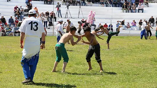 Edremit'te Başpehlivan Recep Kara oldu