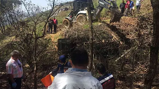 Edremit'te devrilen traktörün altında kalan kadın hayatını kaybetti