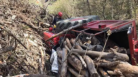 Edremit'te devrilen traktörün altında kalan kadın hayatını kaybetti