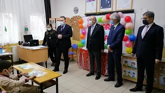 Edremit'te öğrencilere karnelerini Edremit Kaymakamı Ahmet Odabaş verdi