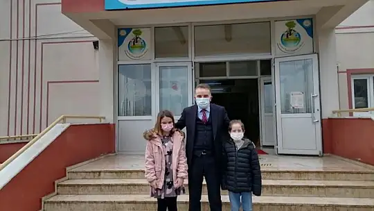 Edremit'te öğrencilere karnelerini Edremit Kaymakamı Ahmet Odabaş verdi