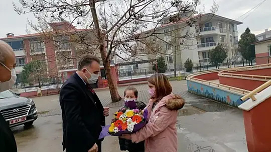 Edremit'te öğrencilere karnelerini Edremit Kaymakamı Ahmet Odabaş verdi