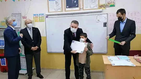 Edremit'te öğrencilere karnelerini Edremit Kaymakamı Ahmet Odabaş verdi