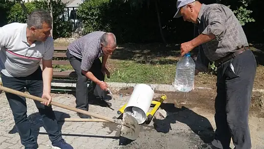 Edremit'te örnek muhtar: 'Sorun nerede ise muhtar ve azalarımız orada'