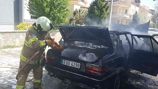 Edremit'te otomobil alev alev yandı