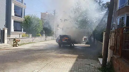 Edremit'te otomobil alev alev yandı