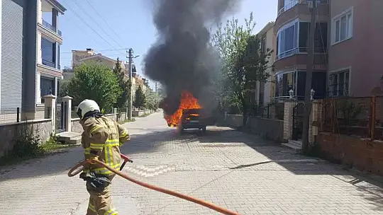 Edremit'te otomobil alev alev yandı
