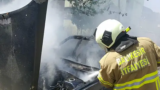 Edremit'te otomobil alev alev yandı