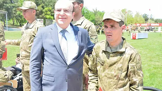 Engelli gençler çakı gibi asker oldu