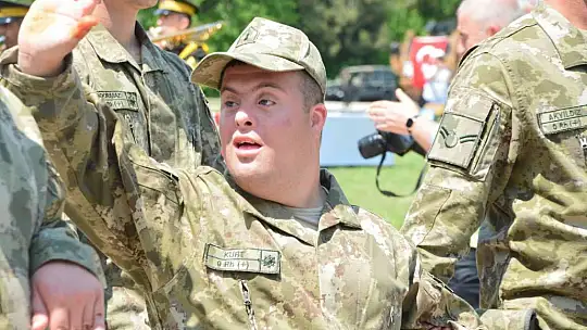 Engelli gençler çakı gibi asker oldu