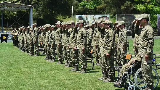 Engelli gençler çakı gibi asker oldu