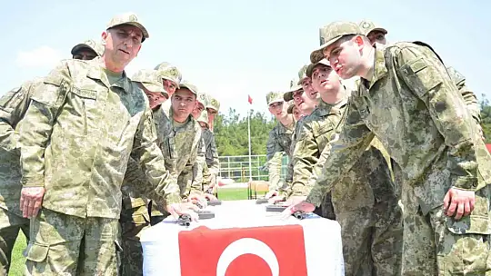 Engelli gençler çakı gibi asker oldu