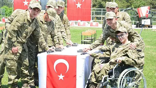 Engelli gençler çakı gibi asker oldu