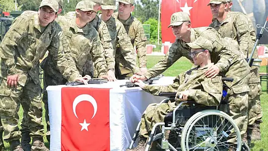 Engelli gençler çakı gibi asker oldu