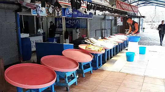 Fırtına balık tezgahlarına esti