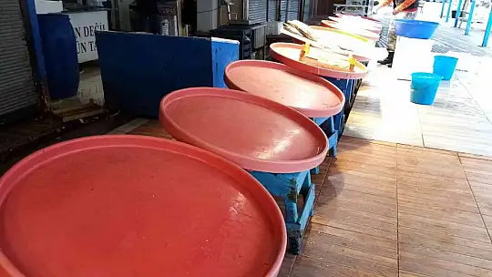 Fırtına balık tezgahlarına esti