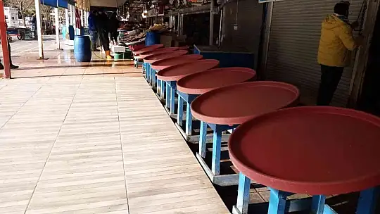 Fırtına balık tezgahlarına esti
