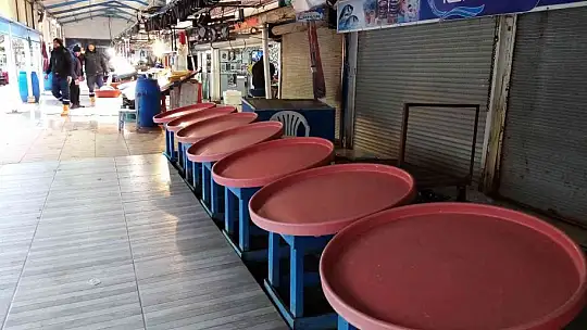 Fırtına balık tezgahlarını süpürdü
