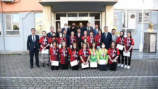 Gönen Kız Futbol takımı yarı finallere gidiyor