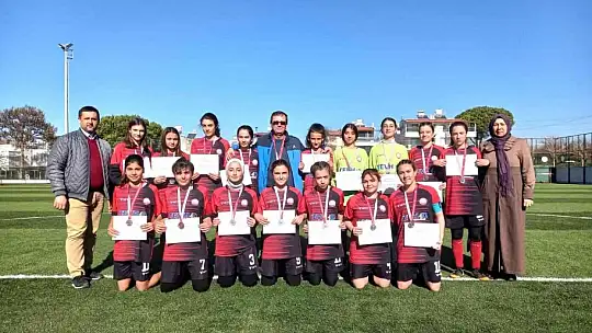 Gönen Kız Futbol takımı yarı finallere gidiyor