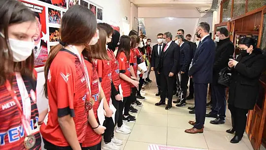 Gönen Kız Futbol takımı yarı finallere gidiyor