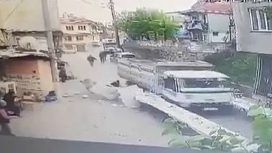 İftar masalarının arasına dalan kamyonet yürekleri ağza getirdi