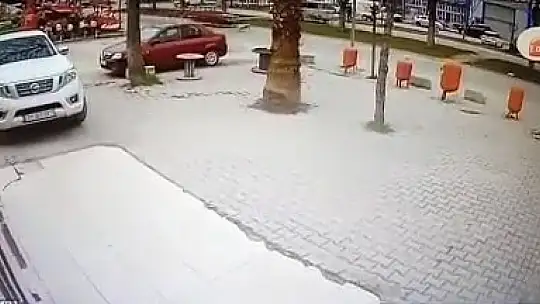 İftar masalarının arasına dalan kamyonet yürekleri ağza getirdi