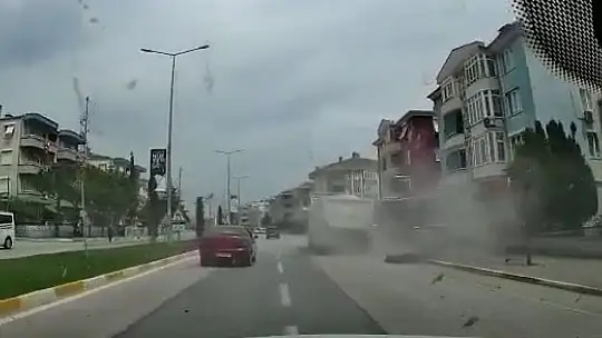 İftar masalarının arasına dalan kamyonet yürekleri ağza getirdi