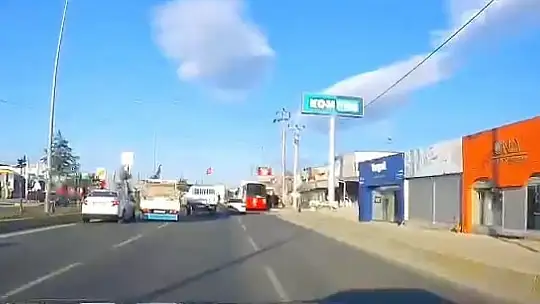 İftar masalarının arasına dalan kamyonet yürekleri ağza getirdi