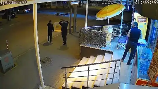 İftar masalarının arasına dalan kamyonet yürekleri ağza getirdi