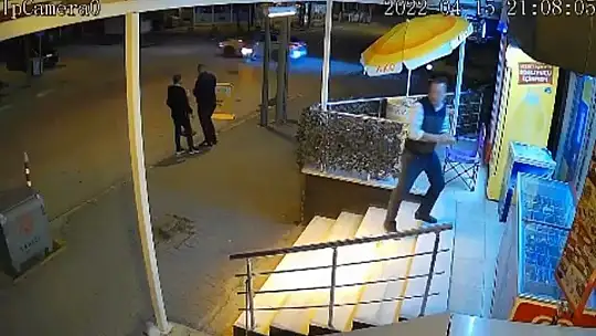 İftar masalarının arasına dalan kamyonet yürekleri ağza getirdi