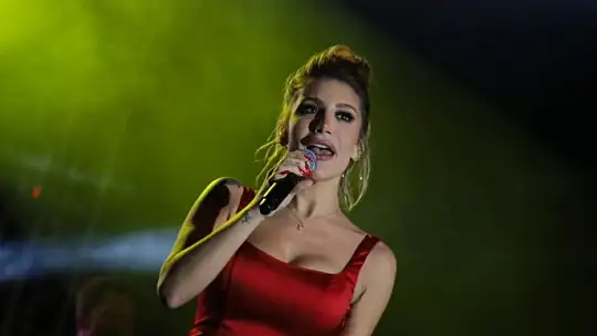 İrem Derici Edremit'te sahne aldı