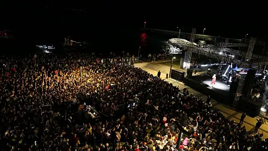 İrem Derici Edremit'te sahne aldı