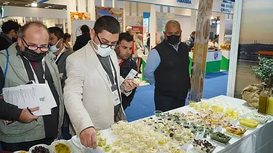 İzmir'de Ayvalık standına ilgi yoğun oldu