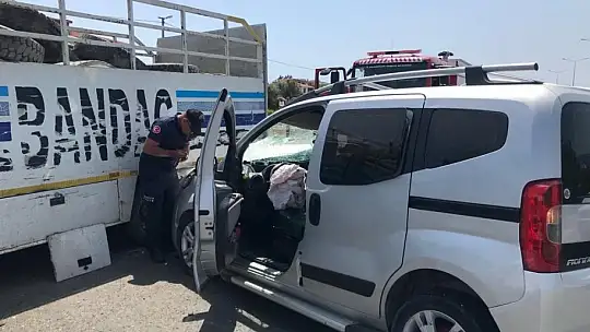 Kamyona arkadan çarpan ticari araç hurdaya döndü, kazada bir kişi yaralandı