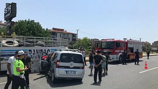 Kamyona arkadan çarpan ticari araç hurdaya döndü, kazada bir kişi yaralandı