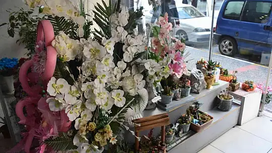 Karanfilin adedi 10 lirayı buldu