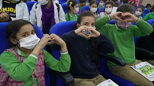 Karesi'de çocuklar tiyatro ile buluştu