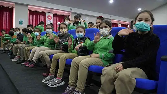 Karesi'de çocuklar tiyatro ile buluştu