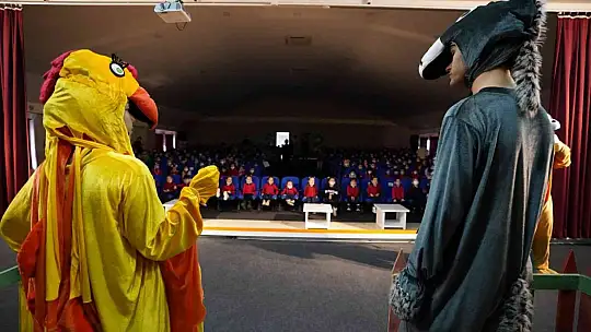 Karesi'de çocuklar tiyatro ile buluştu