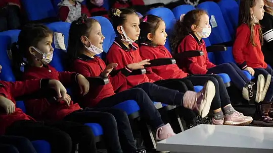 Karesi'de çocuklar tiyatro ile buluştu