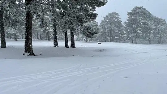 Kazdağları'nda aniden bastıran kar sürücülere zor anlar yaşattı