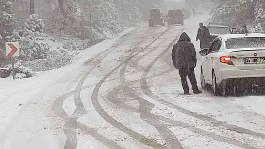 Kazdağları'nda aniden bastıran kar sürücülere zor anlar yaşattı
