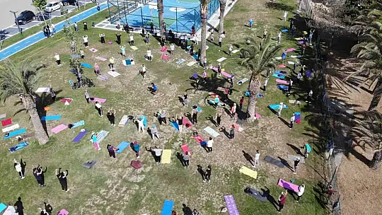 Kazdağlarının eteklerinde her gün yüzlerce kişi sahilde spor yapıyor