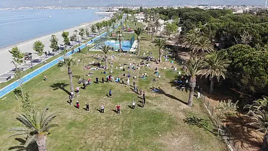 Kazdağlarının eteklerinde her gün yüzlerce kişi sahilde spor yapıyor